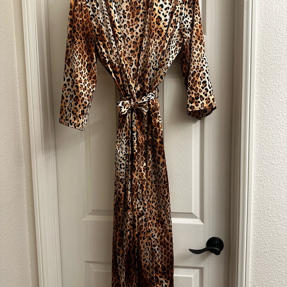 Intimo Leopard Print Satin Robe - Picture 1 of 3